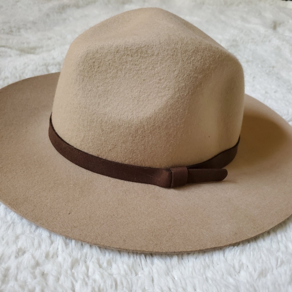 Wide brim hat